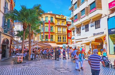 MALAGA, SPAIN - 28 Eylül 2019: 28 Eylül 'de Malaga' daki kalabalık Calle Granada, açık hava yemekleri, hediyelik eşya dükkanları ve tarihi yapılarla dolu.