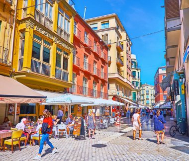 MALAGA, SPAIN - SEPT 28, 2019: 28 Eylül 'de Malaga' da Calle Caldereria 'da küçük kafeleri ve açık hava yemekleri olan renkli tarihi konak evleri hattı