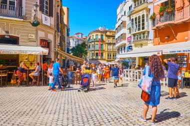 MALAGA, SPAIN - SEPT 28, 2019: 28 Eylül 'de Malaga' da popüler İspanyol barları ve restoranlarla dolu Calle Granada Caddesi 'ndeki tatil beldesi
