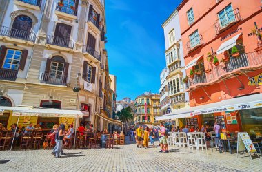 MALAGA, SPAIN - 28 SEPT 2019: Meşgul Plaza del Siglo Meydanı popüler tapas barları ve restoranları, Malaga, İspanya