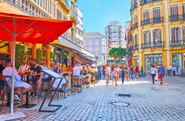 MALAGA, İspanya - 28 Eylül 2019: Calle Granada 28 Eylül 'de Malaga' da yerel mutfağı ve ferahlatıcı içecekleriyle ziyaretçileri çeken rahat kafe ve restoranlara sahip