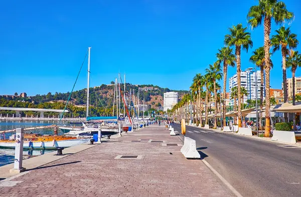 Malaga Limanı 'ndaki Muelle Uno Rıhtımı' nda keyifli bir gün gezintisi turistleri deniz kenarında, Costa del Sol, İspanya