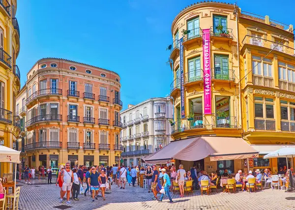 MALAGA, SPAIN - 28 SEPT 2019: Tarihi konakları, restoranları ve açık hava yemekleri olan kalabalık alışveriş merkezi Granada, Malaga, İspanya