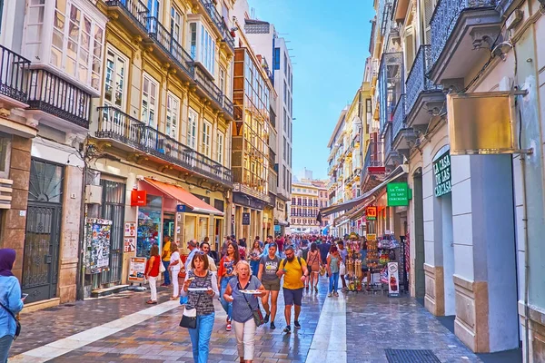 MALAGA, SPAIN - 28 Eylül 2019: 28 Eylül 'de Malaga' daki kalabalık Calle Granada, dükkanlar, turizm mağazaları, marka butikleri ve kafelerle dolu