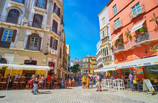 MALAGA, SPAIN - 28 SEPT 2019: Meşgul Plaza del Siglo Meydanı popüler tapas barları ve restoranları, Malaga, İspanya