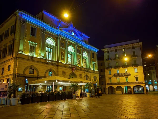 LUGANO, SWitzERLAND - 17 Mart 2022 Palazzo Civico, Lugano Belediye Binası, 17 Mart gecesi İsviçre 'nin Lugano kentinde