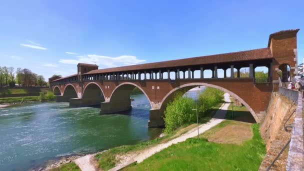 Malownicze Zielone Brzegi Rzeki Ticino Słynnym Średniowiecznym Ceglanym Łukiem Ponte — Wideo stockowe
