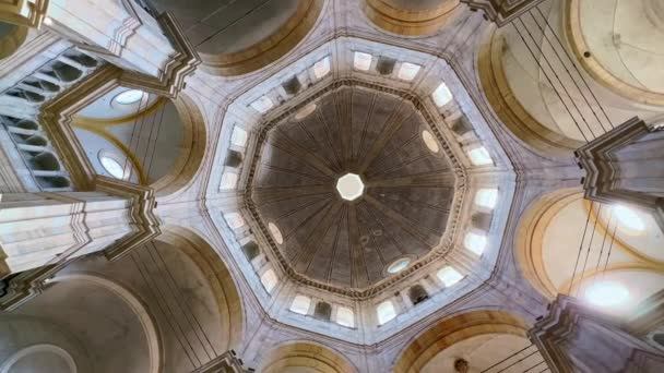 意大利帕维亚 2022年4月9日 4月9日 帕维亚大教堂圆顶的旋转 装饰有浮雕 并由巨大的柱子支撑 — 图库视频影像