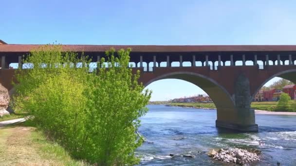 Panorama Średniowiecznej Cegły Pokryta Mostem Ponte Coperto Przez Rzekę Ticino — Wideo stockowe