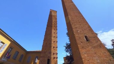 İtalya 'nın Pavia kentindeki Piazza Leonardo da Vinci meydanında yer alan üç ortaçağ tuğla kulesinin panoraması