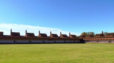 Certosa di Pavia Manastırı 'ndaki yeşil çimlerin panoraması. Arka planda hücreler, Lombardy, İtalya