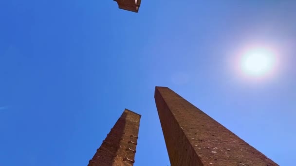 Вид Середньовічні Цегляні Вежі Площу Леонардо Вінчі Блакитне Небо Яскраве — стокове відео