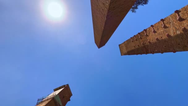 明るい青い空と輝く太陽 広場レオナルド ヴィンチ パヴィア イタリアの3つの中世の煉瓦塔で回転ビデオ — ストック動画