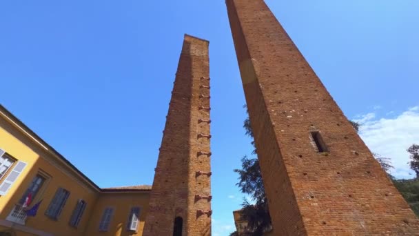 Panorama Trzech Średniowiecznych Ceglanych Wież Położonych Placu Leonardo Vinci Pawii — Wideo stockowe