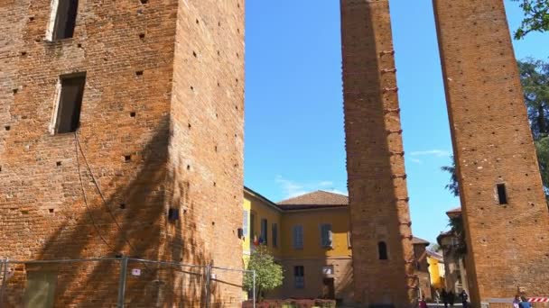 レオナルド ヴィンチ広場 パヴィア ロンバルディア イタリアに位置する中世の煉瓦塔の垂直パノラマ — ストック動画