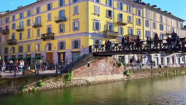 Milan Italy April 2022 Crowd Tourists Bank Footbridge Naviglio Grande — 图库视频影像