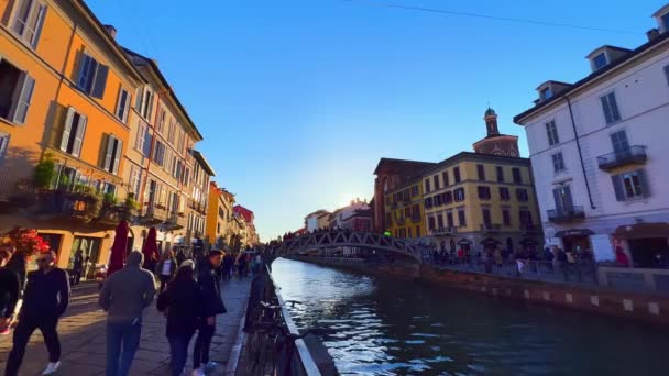 意大利 2022年4月9日 4月9日 米兰狭窄的纳维利奥大运河 Naviglio Grande Canal 有一排历史建筑和阿尔达 梅里尼桥 — 图库视频影像