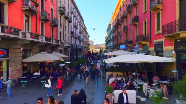 意大利米兰 2022年4月9日 4月9日 米兰的卡萨尔街 Casale 的一条狭窄的行人小巷 挤满了位于纳波利社区的餐馆 咖啡馆和酒吧 — 图库视频影像