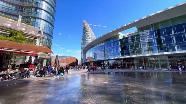 Milan Italy April 2022 Panorama Futuristic Gae Aulenti Square Fountain — Stock Video