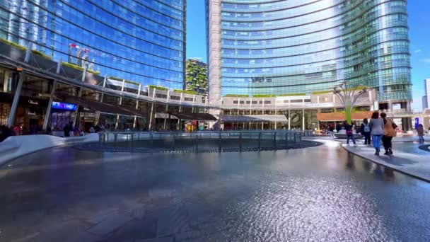 ミラノ イタリア April 2022 ミラノの4月9日に ポルタヌヴァガリバルディビジネス地区の歩行者アウレンティ広場に噴水がある浅い池 — ストック動画