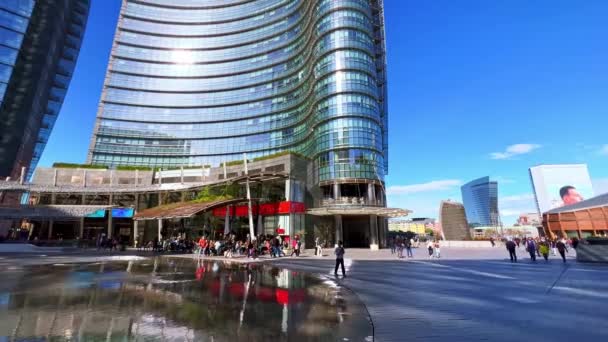 ミラノ イタリア April 2022 ミラノの4月9日に ポルタヌヴァガリバルディビジネス地区のアウラテン広場に位置する現代ガラス塔のパノラマ — ストック動画