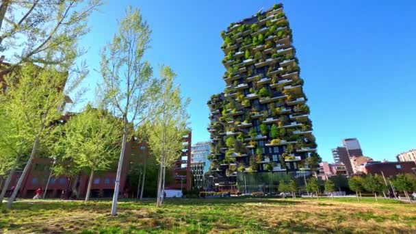 Milan Itálie 2022 Mladé Břízy Knihovně Stromového Parku Futuristické Obytné — Stock video