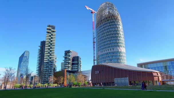 Milan Italy April 2022 Футуристичні Будівлі Ділового Району Порта Нуова — стокове відео