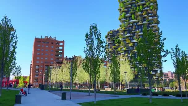 Mailand Italien April 2022 Die Herausragenden Wohntürme Bosco Verticale Vertikaler — Stockvideo