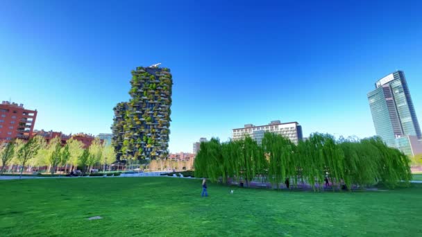 Milan Italy Απριλιου 2022 Θέα Των Οικιστικών Πύργων Bosco Verticale — Αρχείο Βίντεο