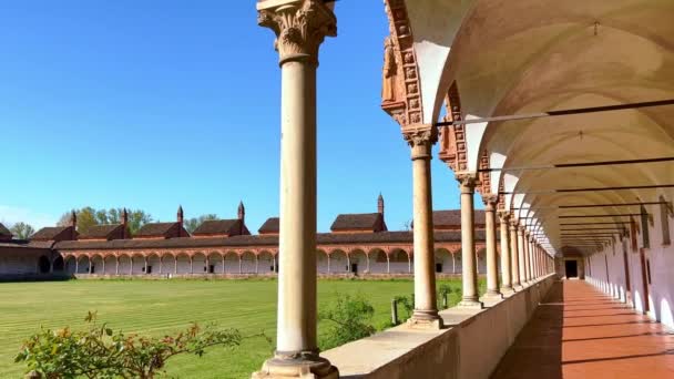 아케이드의 파노라마와 수분이 잔디와 배경에 세포와 Certosa 파비아 수도원의 그랜드 — 비디오