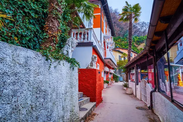 Zeytin Ağacı Patikası, Lugano Gölü kıyısındaki restoran ve oteller arasında yol gösteriyor.