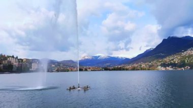 Lugano Gölü, Lugano Gölü, Lugano, Ticino, İsviçre 'deki Getto d' Acqua 'nın (Lugano Körfezi' ndeki Su Jeti, Paradiso 'nun Su Jeti) arkasındaki panoramik dağ manzarası