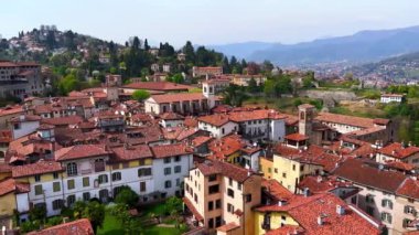 Citta Alta çatıları, ortaçağ kilise çan kuleleri, piskopos XXIII. Giovanni 'nin kubbesi ve yeşil San Vigilio Tepesi, Bergamo, İtalya