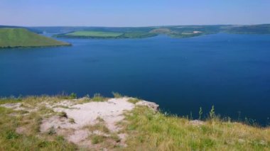 Geniş Dinyester Nehri manzarası ve Podilski Tovtry Ulusal Parkı, Ukrayna manzaralı yeşil dağ manzarası
