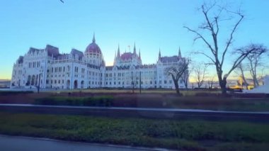 Parlamento ve Macaristan 'ın Budapeşte kentindeki Lajos Kossuth Meydanı' ndaki Kossuth Anıtı etrafındaki tramvayın penceresinden manzaranın tadını çıkarın.