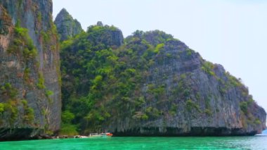 James Bond Adası 'nın (Khao Phing Kan) tropik yeşillik, Phang Nga körfezi, Tayland ile kaplı yüksek uçurumları olan kayalık sahili.