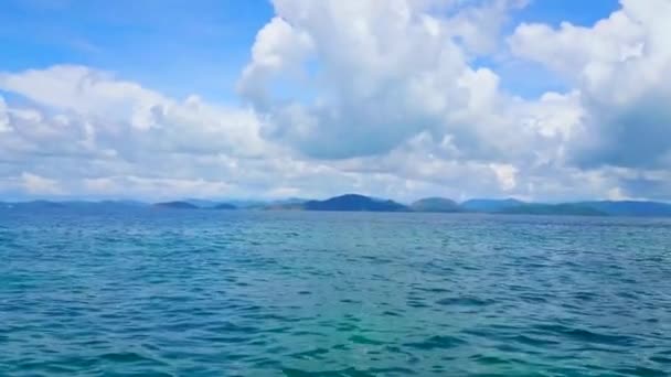 泰国安达曼海深蓝色的海水 地平线上有普吉岛 天空中还有美丽的白云 — 图库视频影像