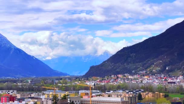 スイスのティチーノ山脈に位置するベルツォーナ近代地区の高層ビューと住居 — ストック動画