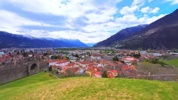 Панорамний Вид Середньовічними Стінами Зеленим Лугом Дахами Старої Плитки Альпами — стокове відео