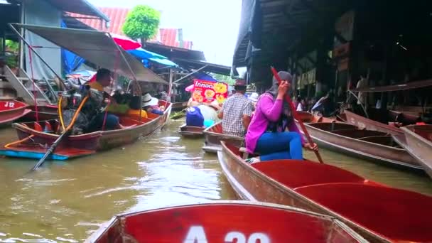 Damnoen Saduak Thailand Μαΐου 2019 Βάρκες Sampan Στο Στενό Κανάλι — Αρχείο Βίντεο