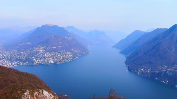 Monte San Salvatore Tiene Vistas Lago Lugano Los Nebulosos Prealpes — Vídeos de Stock