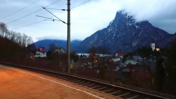 기차역 산맥의 Traunsee 호수와 요하네스 Traunkirchen 오스트리아 — 비디오
