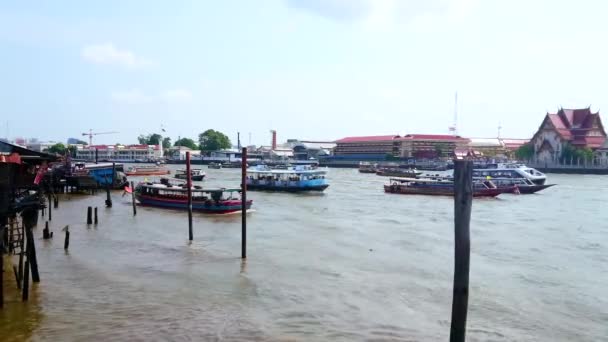 泰国曼谷Chao Phraya河岸景观 对岸有船 渡船和佛寺 — 图库视频影像