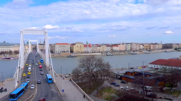 젤러트 부다페스트 헝가리의 기둥에서 다뉴브 엘리자베스 다리와 파노라마 — 비디오