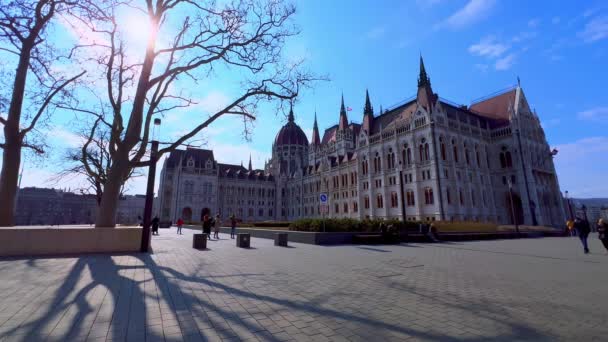 Das Schöne Historische Gebäude Des Ungarischen Parlaments Lajos Kossuth Platz — Stockvideo