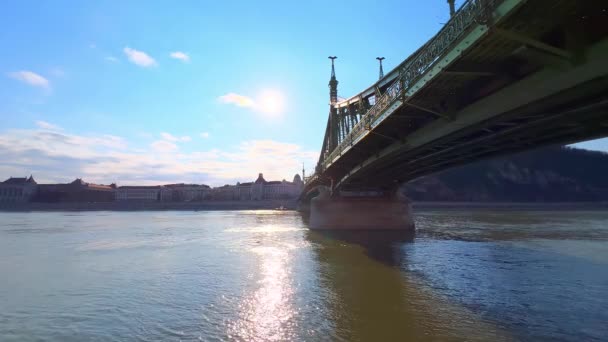 从匈牙利多瑙河 Gellert Hill Gellert Hotel和Baths俯瞰自由大桥下的风景 — 图库视频影像