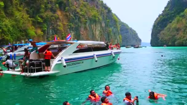 Die Touristenboote Mit Urlaubern Der Pileh Bay Lagune Von Phi — Stockvideo