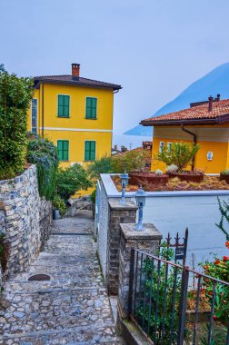 Eski dağ köyündeki dar yol Gandria tarihi evler arasında, İsviçre