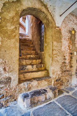 Dik kaya, İsviçre 'nin Gandria köyünün üst katına iniyor.