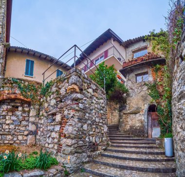 İsviçre 'deki Gandria köyünün üst katına çıkan eski ortaçağ merdivenleri.